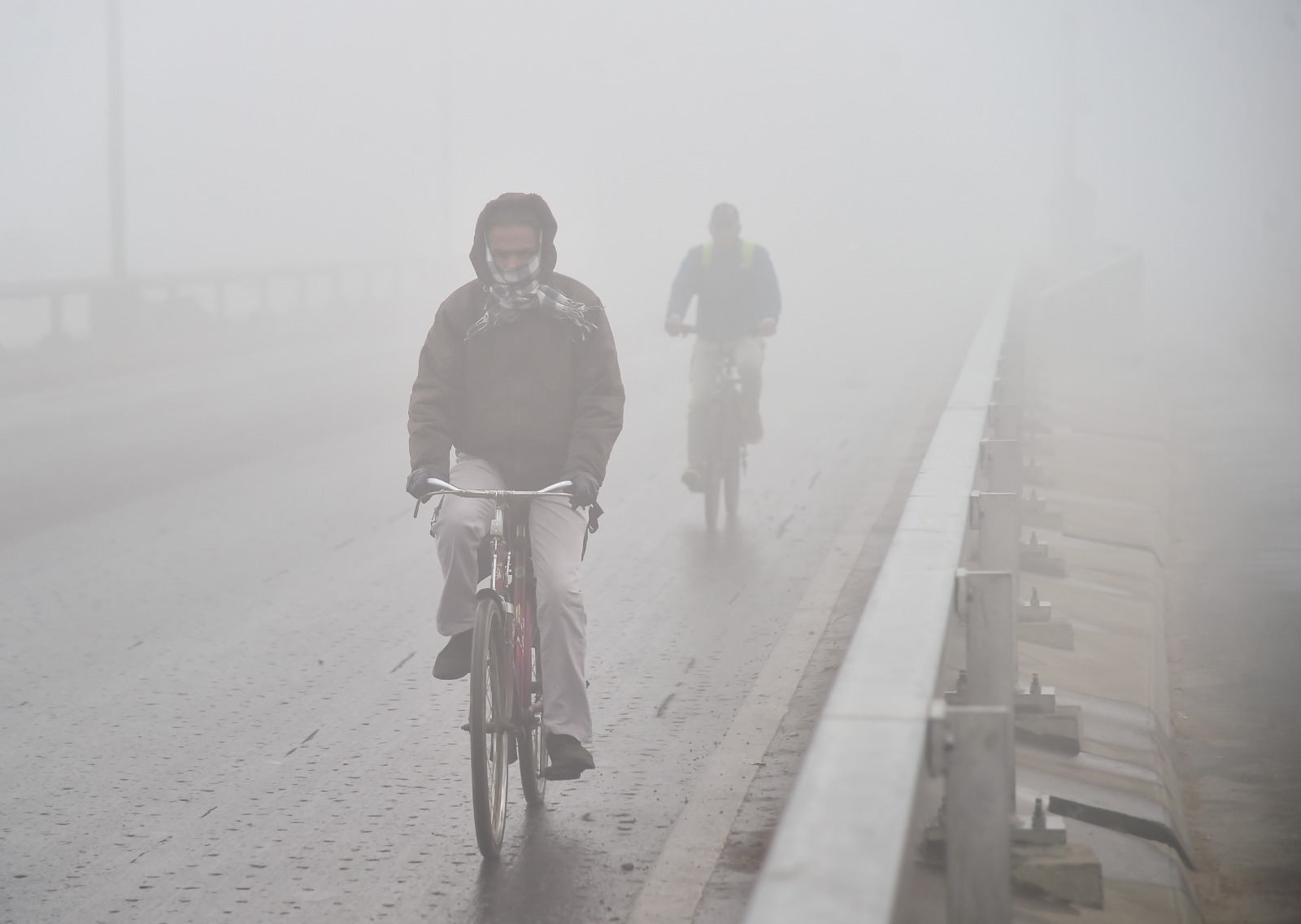 Fog Alert: दिल्ली, यूपी से बिहार तक कोहरे का कहर! सुबह भी घुप्प अंधेरा छाया, जानें न्यू ईयर तक कैसा रहेगा मौसम