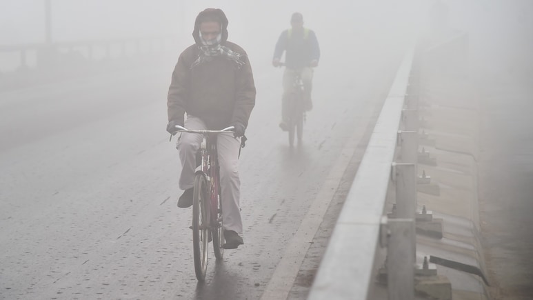 Fog Alert: दिल्ली, यूपी से बिहार तक कोहरे का कहर! सुबह भी घुप्प अंधेरा छाया, जानें न्यू ईयर तक कैसा रहेगा मौसम
