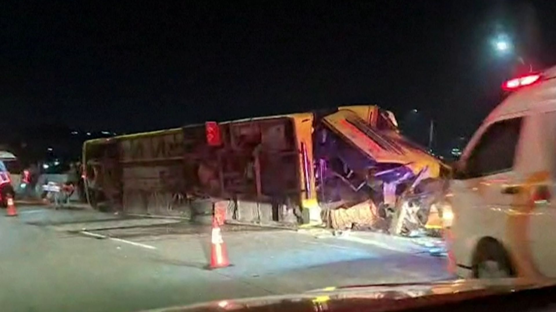 डिवाइडर से टक्कर और हाइवे पर पलट गई बस, इंडोनेशिया में भयंकर सड़क हादसे में 16 की दर्दनाक मौत- Video