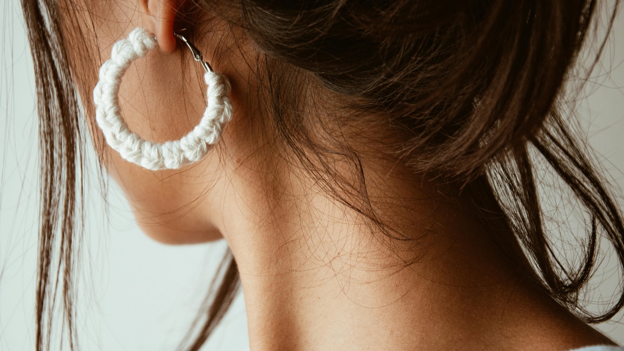 Minimal vs Statement Jewellery: When Each Works Better Minimal vs Statement Jewellery: When Each Works Better