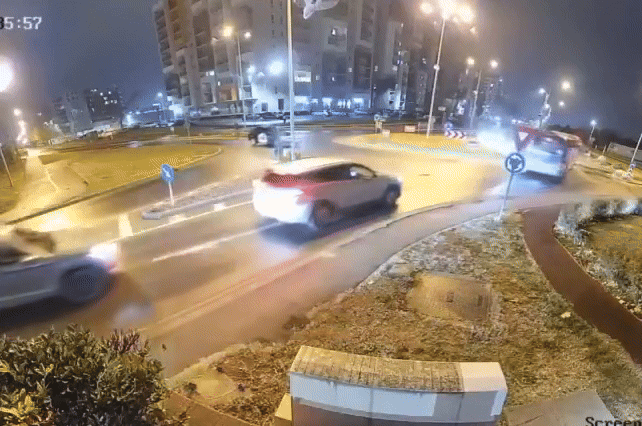 कारों के ऊपर से रॉकेट जैसे निकली मर्सडीज,  खौफनाक वीडियो जिसे देख दुनिया हैरान