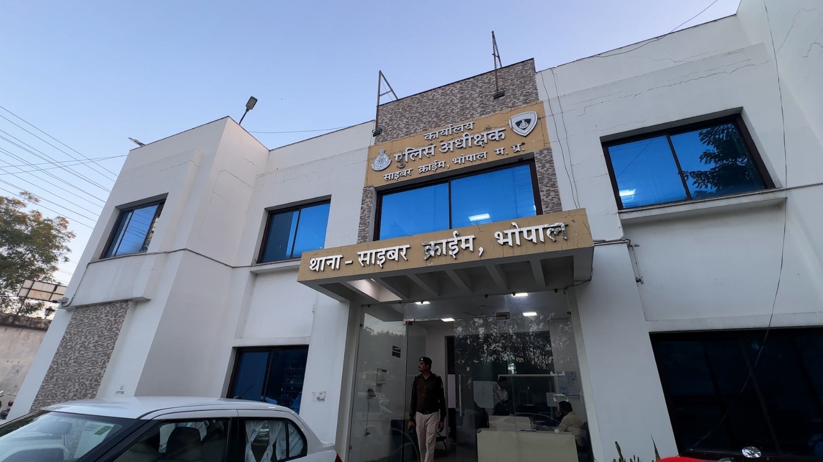 मध्यप्रदेश में साइबर मामलों की शिकायतों के आंकड़े डराने वाले हैं. राज्य में 2020 से 2022 तक हर साल चार लाख से अधिक साइबर शिकायतें दर्ज हुईं मध्यप्रदेश में साइबर मामलों की शिकायतों के आंकड़े डराने वाले हैं. राज्य में 2020 से 2022 तक हर साल चार लाख से अधिक साइबर शिकायतें दर्ज हुईं