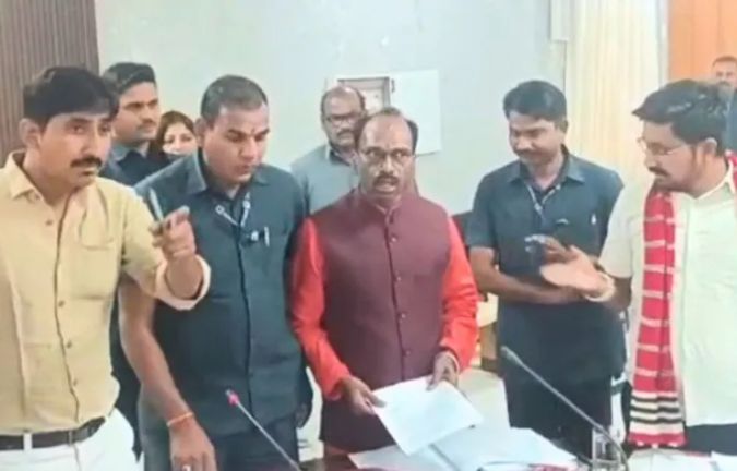 'लड़ना है तो बाहर आ जा', BAP विधायक ने बीजेपी सांसद को धमकाया, राजकुमार रोत और मन्नालाल में हुई तू-तू, मैं-मैं