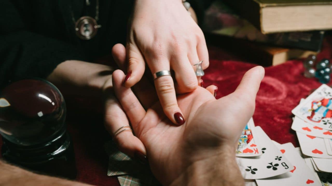 हाथ की ये रेखाएं बताती हैं आप अमीर बनेंगे या नहीं, जानिए क्या कहती है आपकी हस्तरेखा