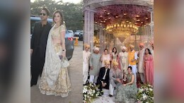 ऋतिक के भाई की शादी में बॉयफ्रेंड संग पहुंची एक्स वाइफ सुजैन खान, बेटों ने फैमिली संग दिया पोज