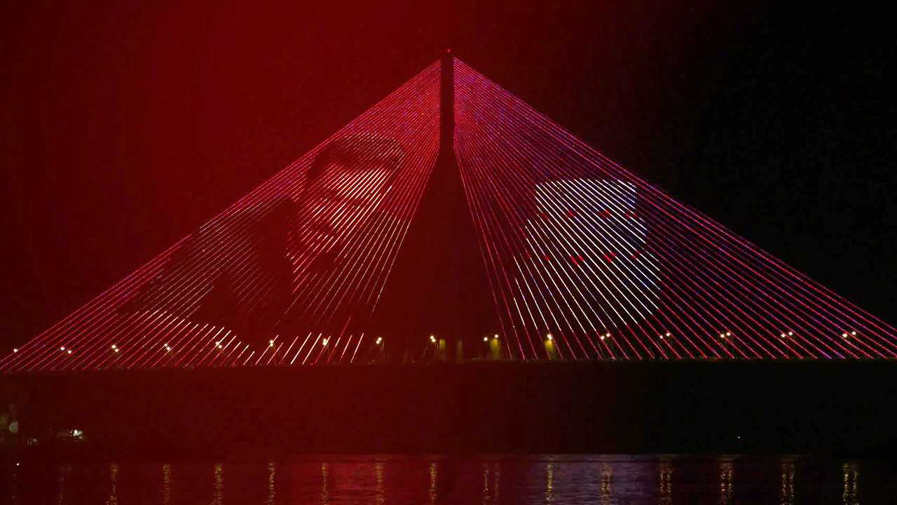 Bandra-Worli Sea Link Lights Up For Salman Khan's Birthday