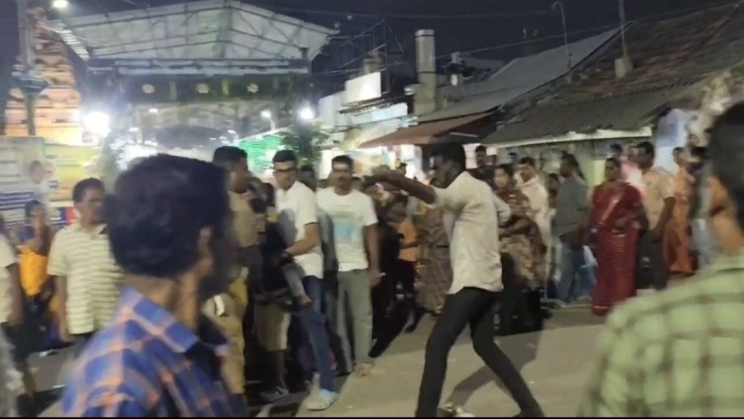 Man Attempts To Attack Cop With Knife In Tamil Nadu, Video Goes Viral