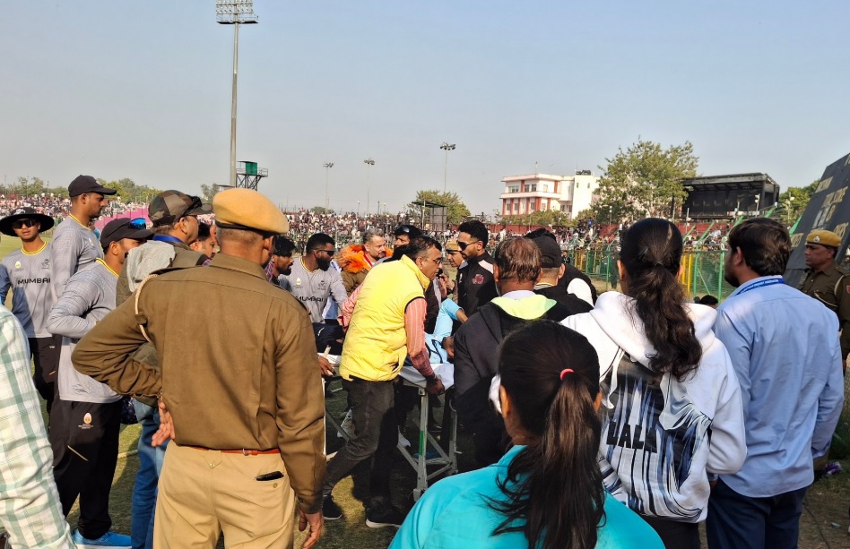 Vijay Hazare Trophy LIVE Updates: रोहित शर्मा के साथी खिलाड़ी को लगी गंभीर चोट, अस्पताल ले जाया गया