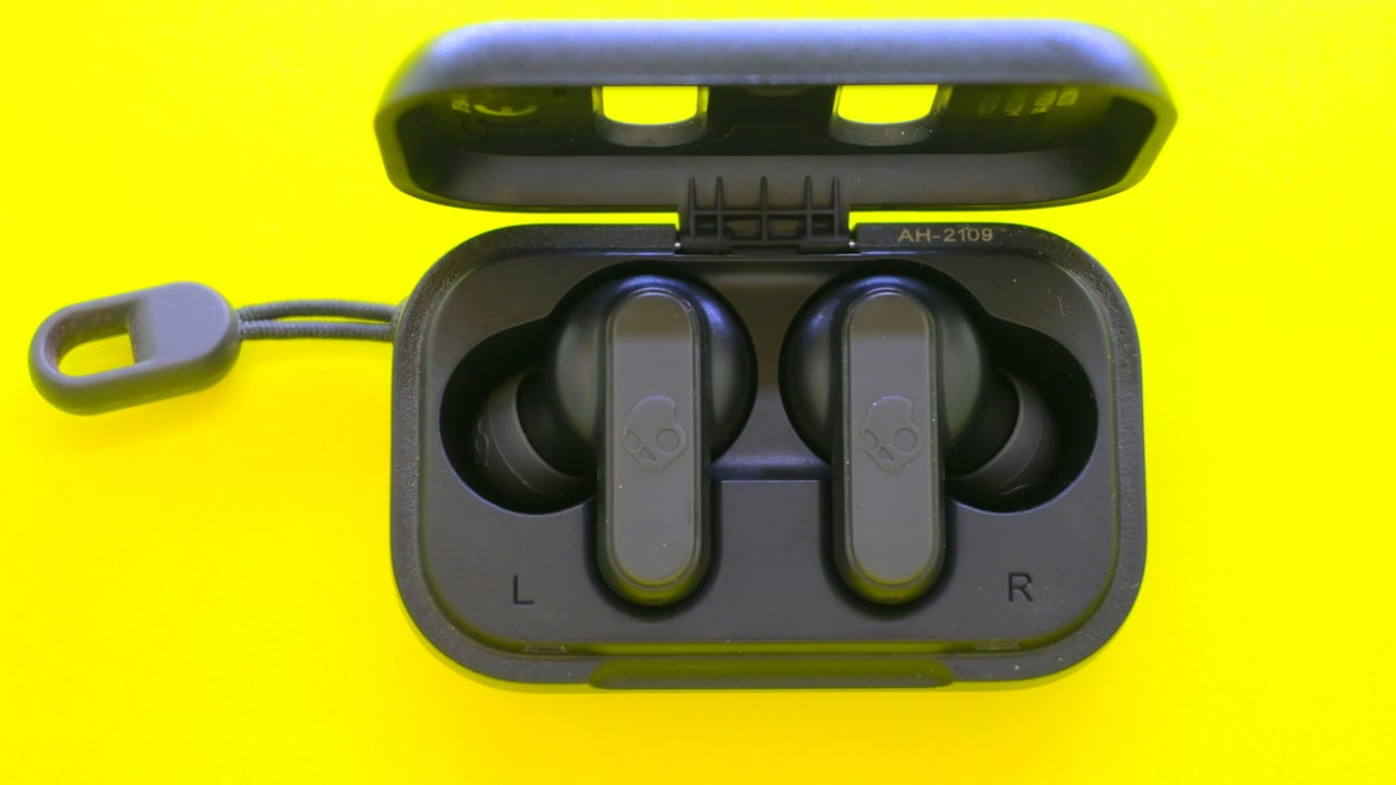 Buy good sound quality earphones under ₹2000 offering clear audio, long battery life