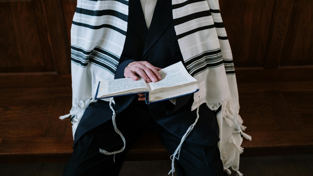 How To Style Ethnic Shawls With Modern Outfits For A Timeless Look How To Style Ethnic Shawls With Modern Outfits For A Timeless Look