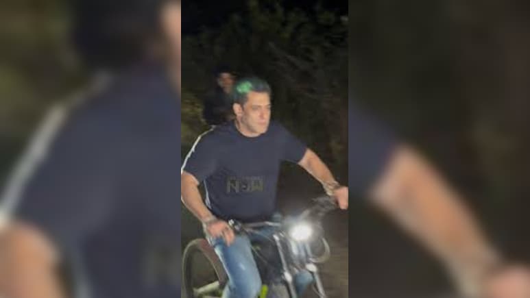 Crazy Viral: On 60th Birthday, Salman Khan Goes Biking Around Panvel Farmhouse Under Y+ Security