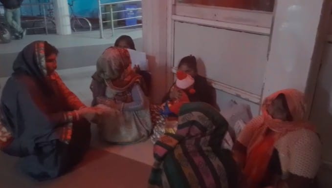 रोते बिलखते परिजन. रोते बिलखते परिजन.