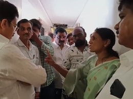 जालना से बीजेपी ने नहीं दिया टिकट तो फूट-फूट कर रोई महिला, पूर्व विधायक के पैरों में गिर पड़ी