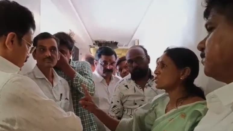 जालना से बीजेपी ने नहीं दिया टिकट तो फूट-फूट कर रोई महिला, पूर्व विधायक के पैरों में गिर पड़ी