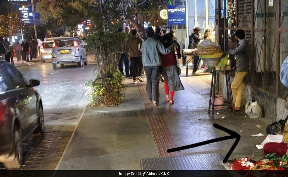Bengaluru Girl Selling Christmas Items While Doing Homework