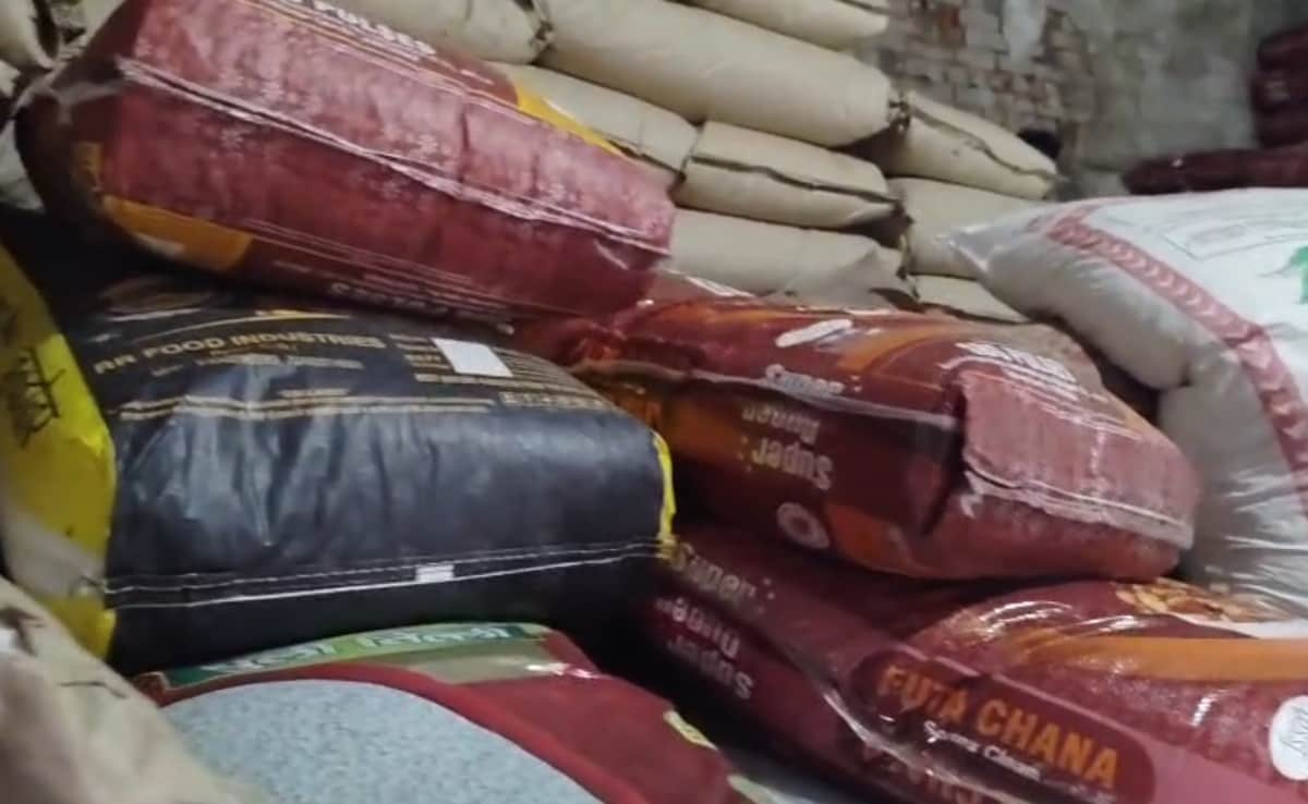 गोरखपुर के मां तारा ट्रेडर्स के गोदाम से जब्त किया गया रसायन मिश्रित भुना हुआ चना.