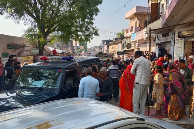 भीड़ ने पुलिस के साथ बी की हाथपाई