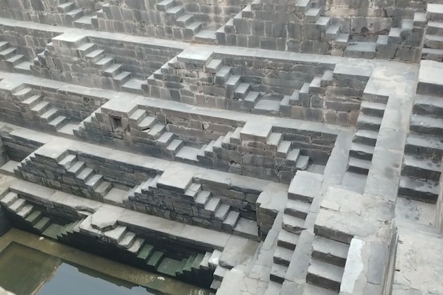 कुल 1300 सीढ़ियां हैं.