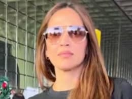 पापा धर्मेंद्र के जाने के एक महीने बाद भी सदमे से उबर नहीं पा रहीं ईशा देओल, पैपराजी ने पूछा कैसी हो तो