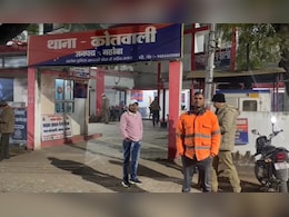 महोबा में कार सवार दबंगों की गुंडई! रेलवे गेटमैन को बेरहमी से पीटा,वीडियो वायरल