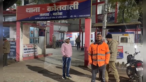 महोबा में कार सवार दबंगों की गुंडई! रेलवे गेटमैन को बेरहमी से पीटा,वीडियो वायरल