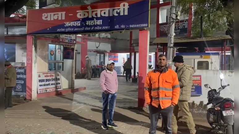 महोबा में कार सवार दबंगों की गुंडई! रेलवे गेटमैन को बेरहमी से पीटा,वीडियो वायरल