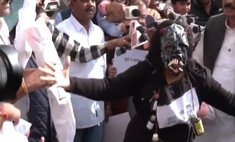 'पूतना' का भेष, गले में कफ सिरप की माला... MP विधानसभा सत्र में कांग्रेस का अनोखा विरोध प्रदर्शन