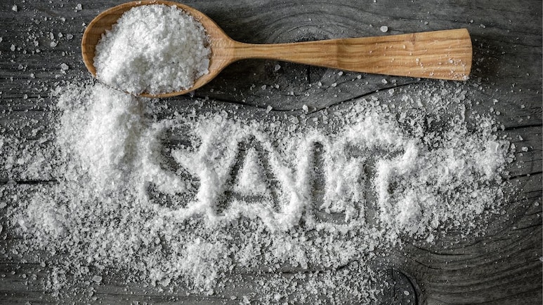 Salt Side Effect: ताटातील जेवणात चिमुटभर मीठ टाकताय? आताच 'ही' सवय मोडा, आरोग्यावर होतात सर्वात घातक परिणाम