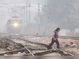 दिल्ली में घने कोहरे से थमी ट्रेनों की रफ्तार, 5 दर्जन ट्रेनें निर्धारित समय से लेट, यात्री हुए परेशान