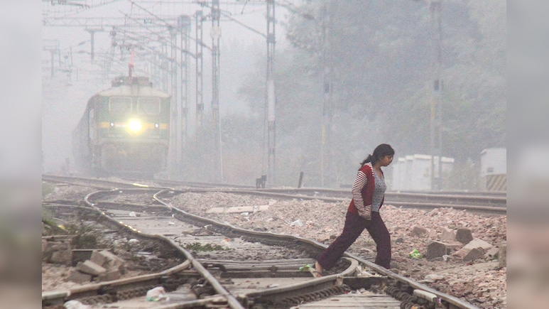 दिल्ली में घने कोहरे से थमी ट्रेनों की रफ्तार, 5 दर्जन ट्रेनें निर्धारित समय से लेट, यात्री हुए परेशान