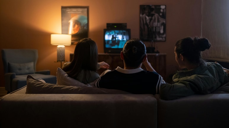 Happy new year 2026: न्यू ईयर की रात को बनाना है खास? रजाई में दुबक कर देखें ये 6 धांसू वेब सीरीज