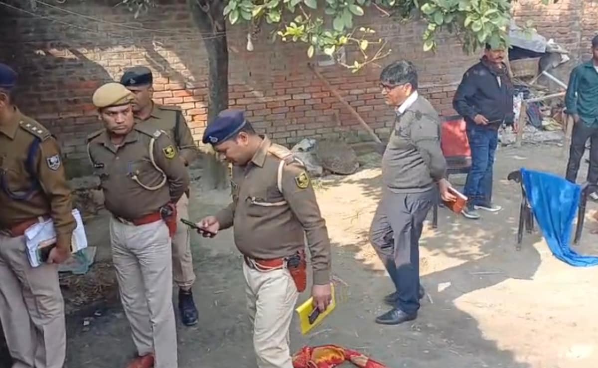 बिहार मुजफ्फपुर सुसाइड केस की जांच में जुटे पुलिसकर्मी बिहार मुजफ्फपुर सुसाइड केस की जांच में जुटे पुलिसकर्मी