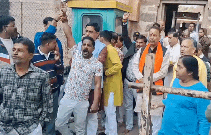 'भोजशाला' में फिर विवाद! ASI ने मां वाग्देवी का चित्र किया जब्त, कमाल मौलाना मस्जिद में हुआ हंगामा