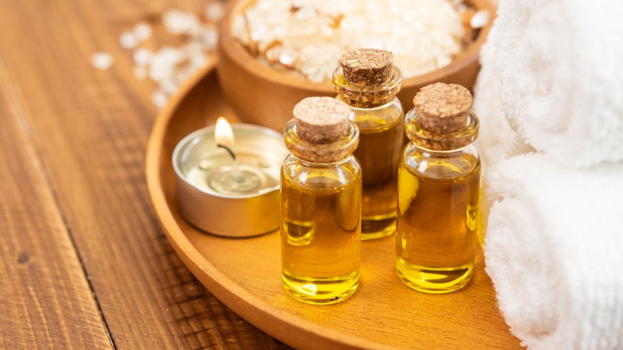 सर्दियों लिए दमदार है ये massage oil, दाम हैं कम, खरीदने का करने लगेगा मन