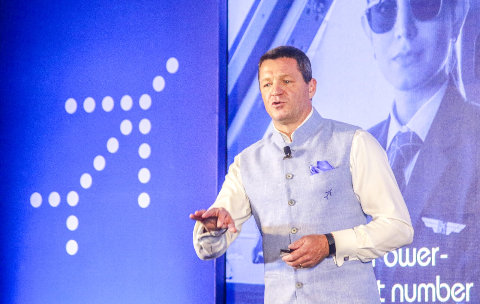 DGCA ने इंडिगो CEO को भेजा शोकॉज नोटिस, 24 घंटे में जवाब नहीं देने पर होगी कार्रवाई