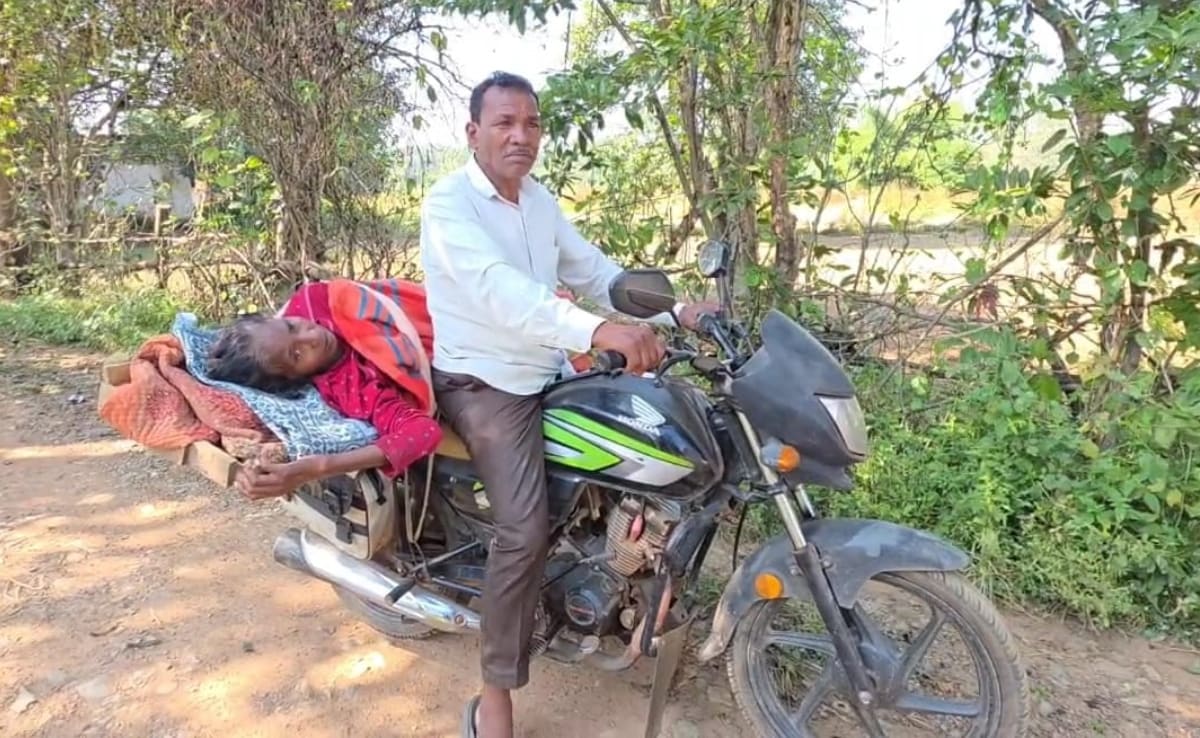 पत्नी कपुरा मरकाम के इलाज के लिए अपना सब कुछ बेच चुके हैं समलू मरकाम. 