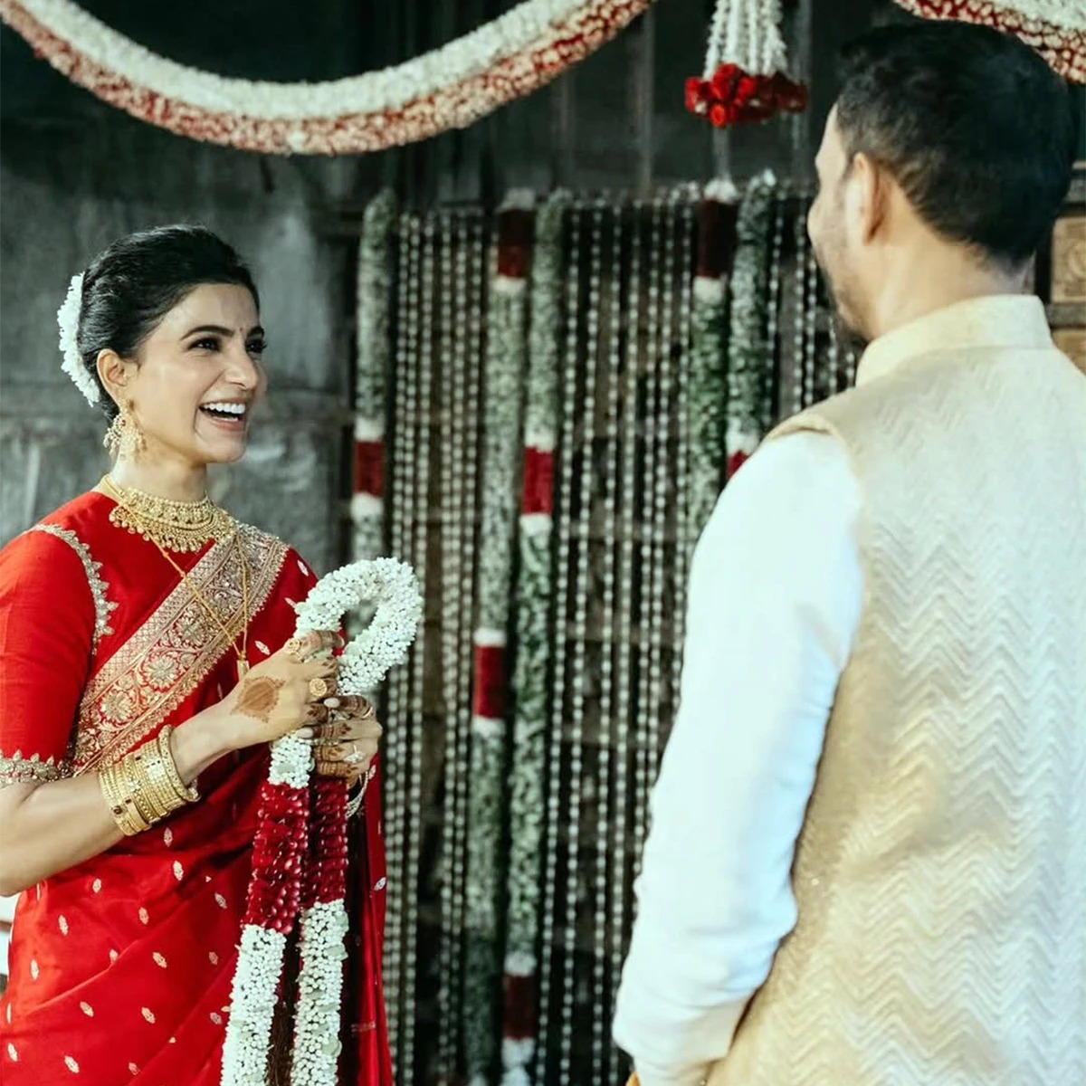 हनीमून से लौटीं समांथा का दिखा नो मेकअप लुक, माथे पर बिंदी और मेहंदी से सजे हाथ, लुक ने जीता दिल