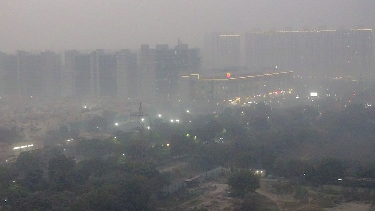 आनंद विहार से चांदनी चौक तक AQI फिर 450 के करीब, नोएडा में भी बिगड़े हालात