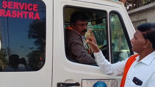 Akola News : घरात लागली भीषण आग! सरकारी रुग्णावाहिका न पोहोचल्याने आजीबाईंचं 'आरोग्य' धोक्यात