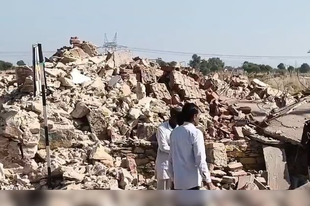 मलबे का बन गया पहाड़