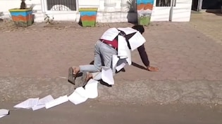 शिकायतों की माला पहन घुटनों के बल आईजी कार्यालय पहुंचा किसान, टीआई पर ₹1 लाख घूस लेकर भी प्रताड़ना का आरोप