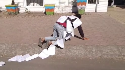 शिकायतों की माला पहन घुटनों के बल आईजी कार्यालय पहुंचा किसान, टीआई पर ₹1 लाख घूस लेकर भी प्रताड़ना का आरोप