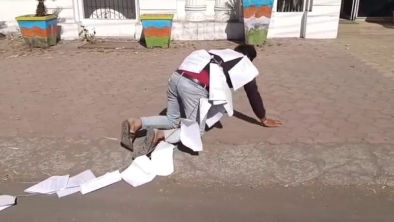 शिकायतों की माला पहन घुटनों के बल आईजी कार्यालय पहुंचा किसान, टीआई पर ₹1 लाख घूस लेकर भी प्रताड़ना का आरोप