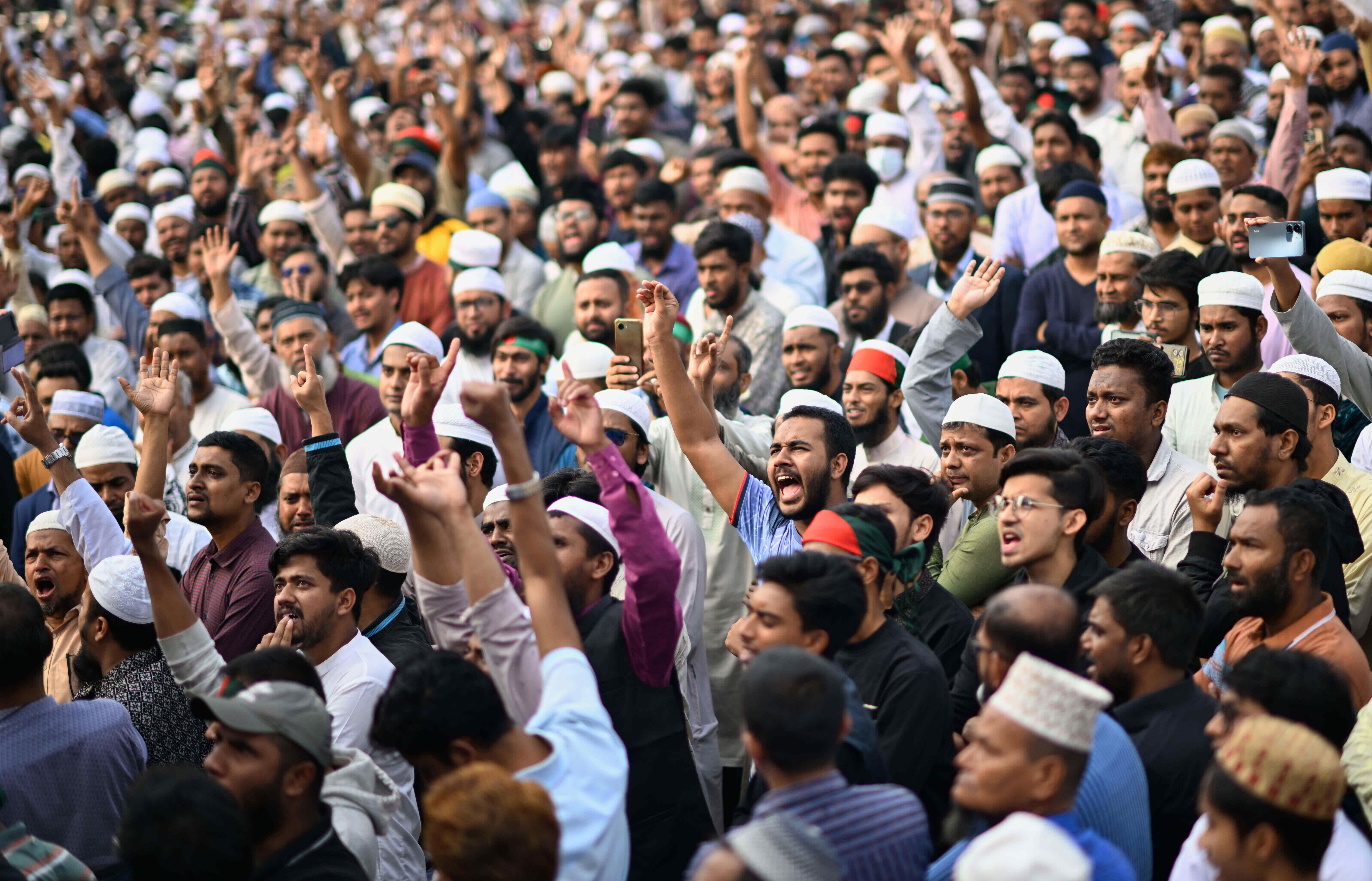 बांग्लादेश सरकार को 24 घंटों का मिला अल्टीमेटम, फिर बढ़ सकती है हिंसा