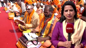 Unprecedented Spiritual Gathering: Lakhs Chant Bhagavad Gita Paath In Kolkata