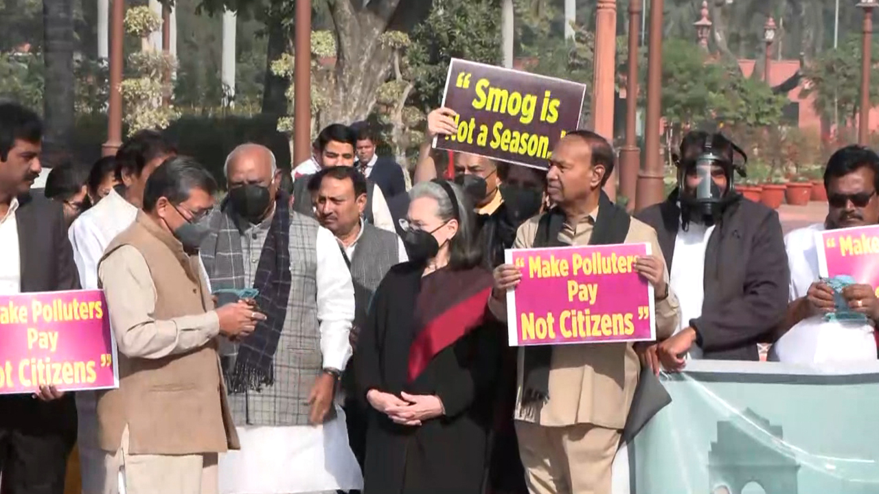 Opposition MPs Protest Outside Parliament Over Air Pollution Crisis
