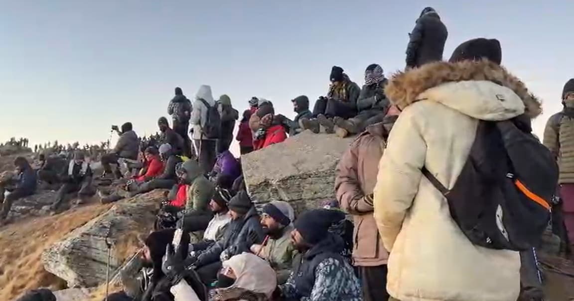 उत्तरकाशी के केदारकांठा ट्रेक पर न्यू ईयर सेलिब्रेट करने पहुंची भीड़. उत्तरकाशी के केदारकांठा ट्रेक पर न्यू ईयर सेलिब्रेट करने पहुंची भीड़.