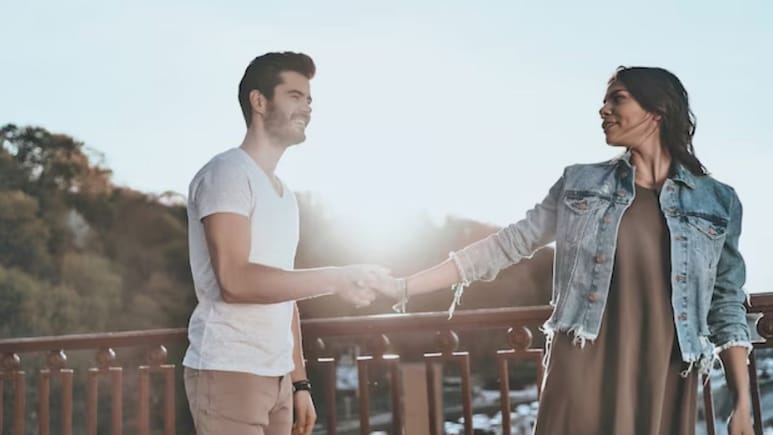 Long Distance Relationship: कभी प्यार तो कभी गुस्सा, लॉन्ग डिस्टेंस रिलेशनशिप में रिश्ते को मजबूत कैसे बनाया जाए?