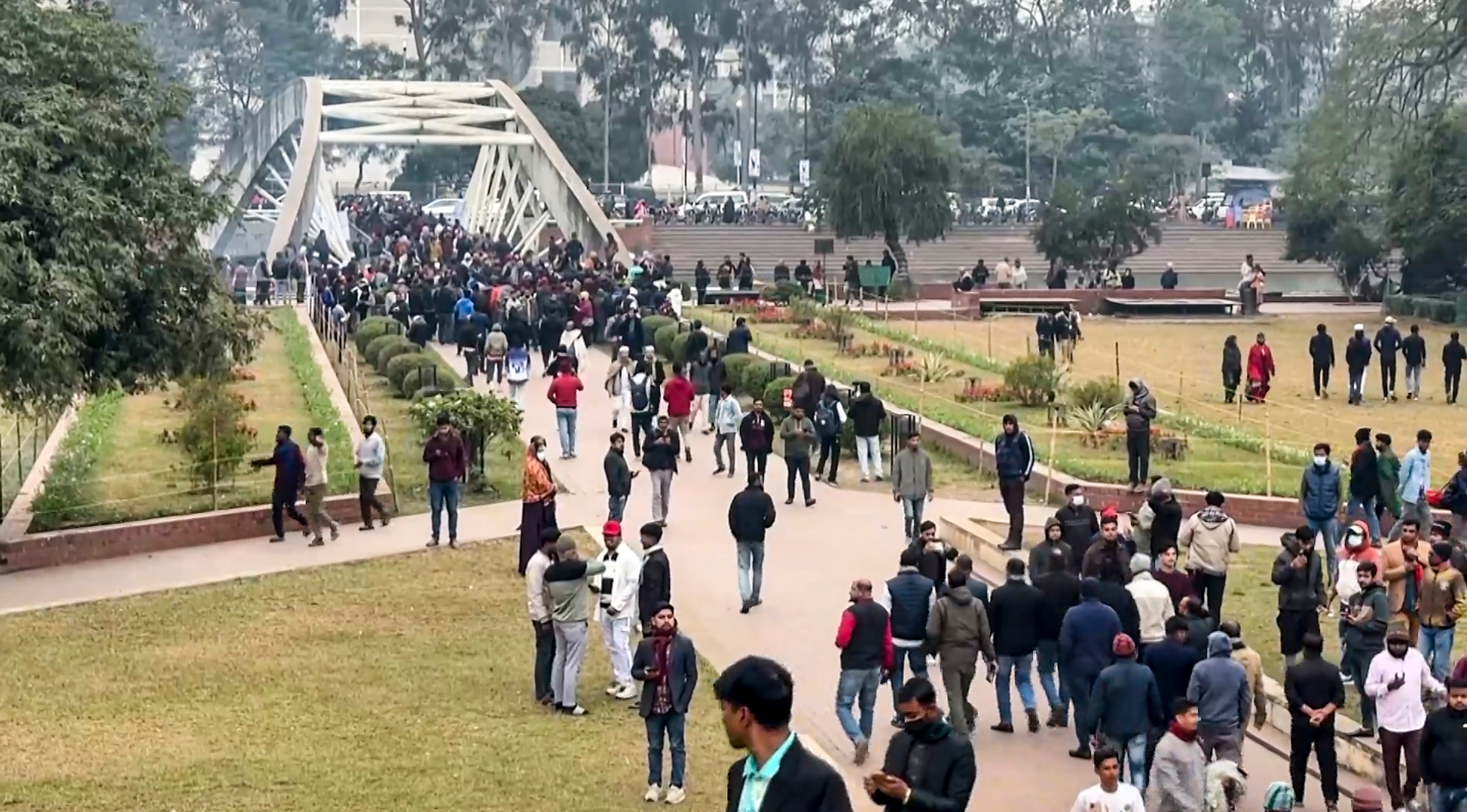 खालिदा जिया के सुपुर्दे खाक होने से पहले ही ढाका के शेर ए बांग्लाद नगर में कब्रिस्तान में लोगों की भीड़ जुट गई. 