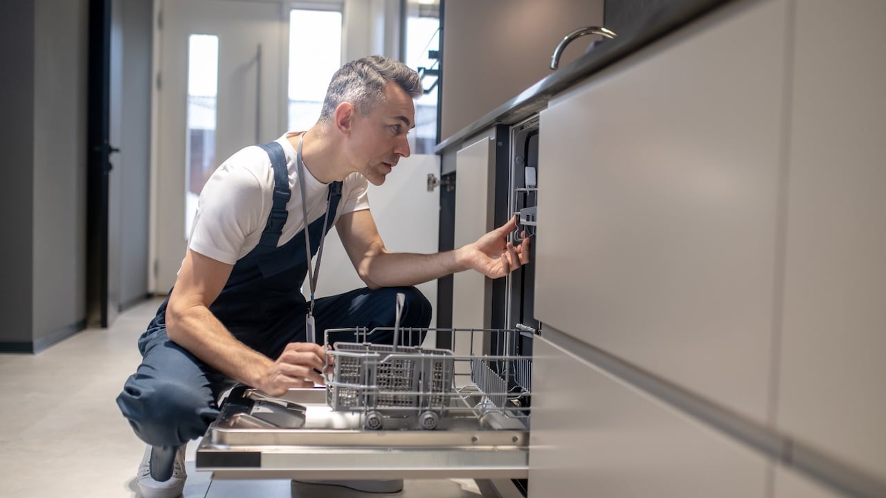 Top Dishwasher Errors That Reduce Cleaning Efficiency